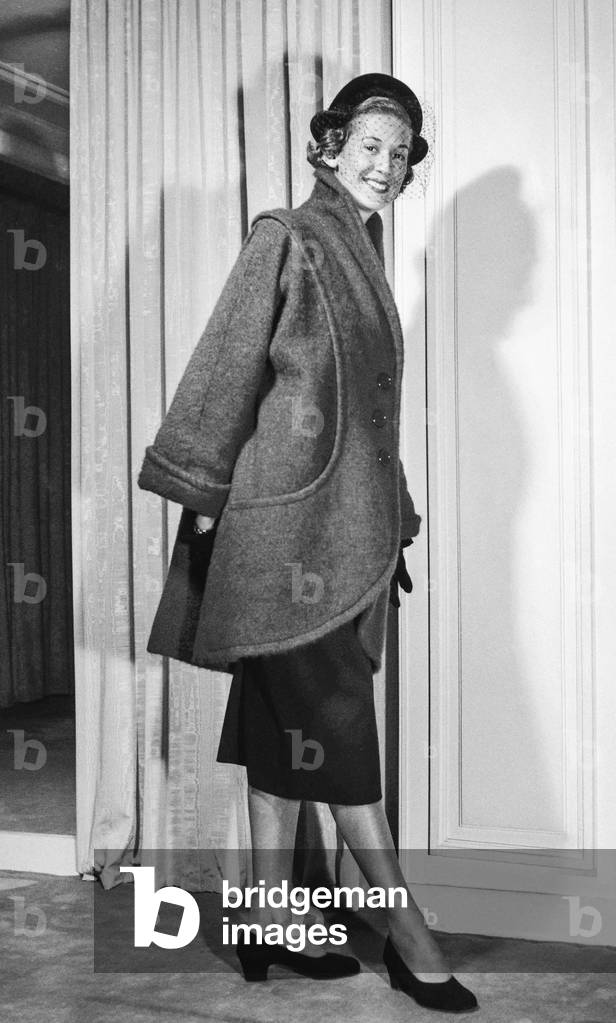 Presentation of fashion by Marcel Rochas, Paris, November 1950 : coat (b/w photo)