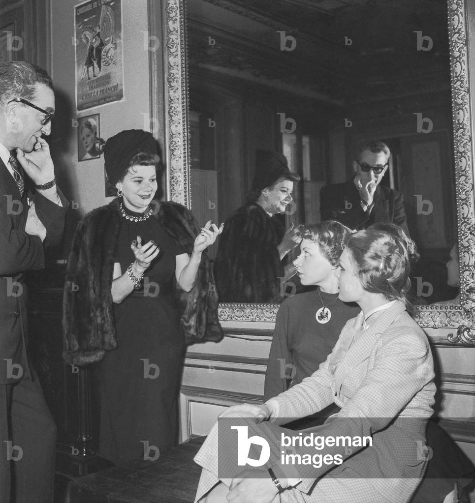 Lysa Lengyel, magnetism teacher, here giving a lesson in Paris, Janaury 13, 1951 (b/w photo)