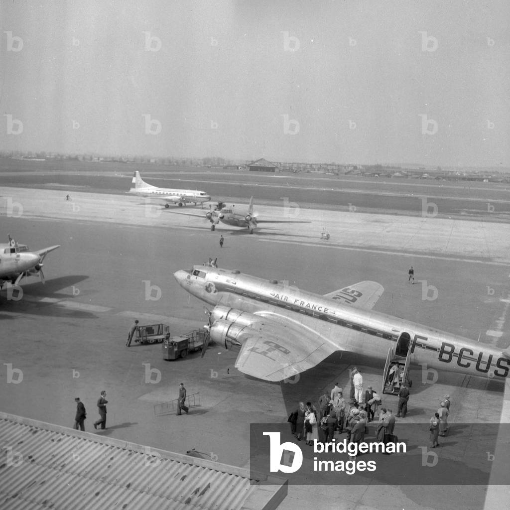 Arrival of foreign tourists at the Bourget airport, 1952