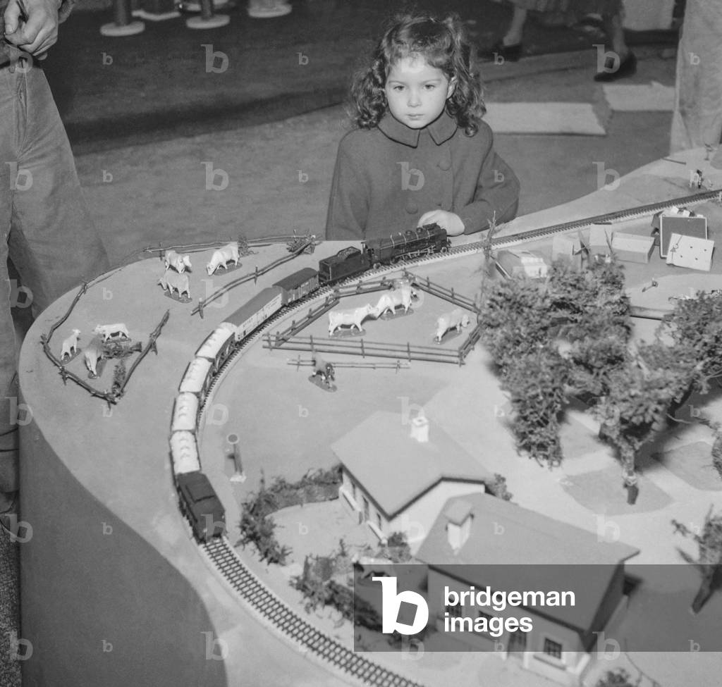 The childhood fair at the Grand Palais in Paris on November 23, 1950 : small electric train (b/w photo)