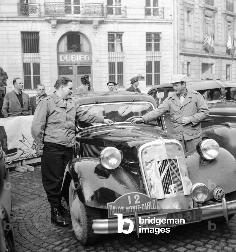 Monte Carlo Rally : pilots are controlled in Paris on January 25, 1951 : Schumacher and Schumacher with their Citroen Traction Avant 15-6 (b/w photo)