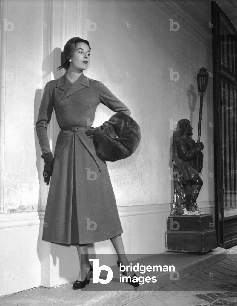 Presentation on August 20, 1952 of Collection By Jacques Fath For Winter 1953 : Dress and Muff (b/w photo)