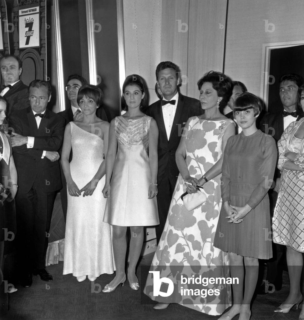 Fernand Raynaud, Guy Lux, Denise Glaser, Sheila, Robert Stack, Alice Sapritch, Mireille Mathieu, Sacha Distelat Diner in Hilton Hotel May 25, 1966 (b/w photo)