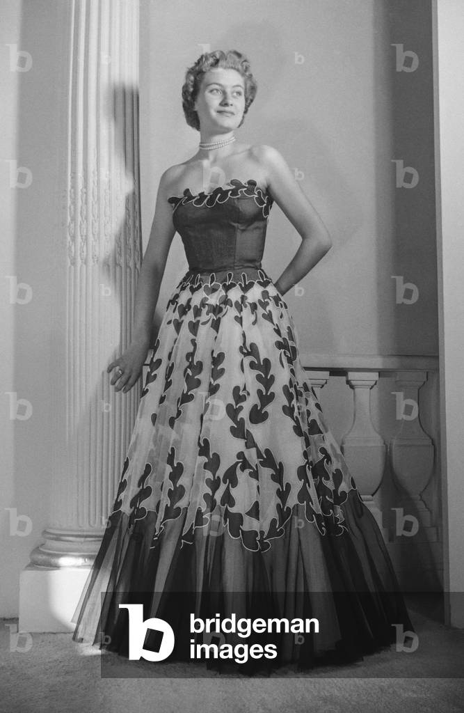 Carven fashion, Paris, February 23, 1950 : evening dress (b/w photo)