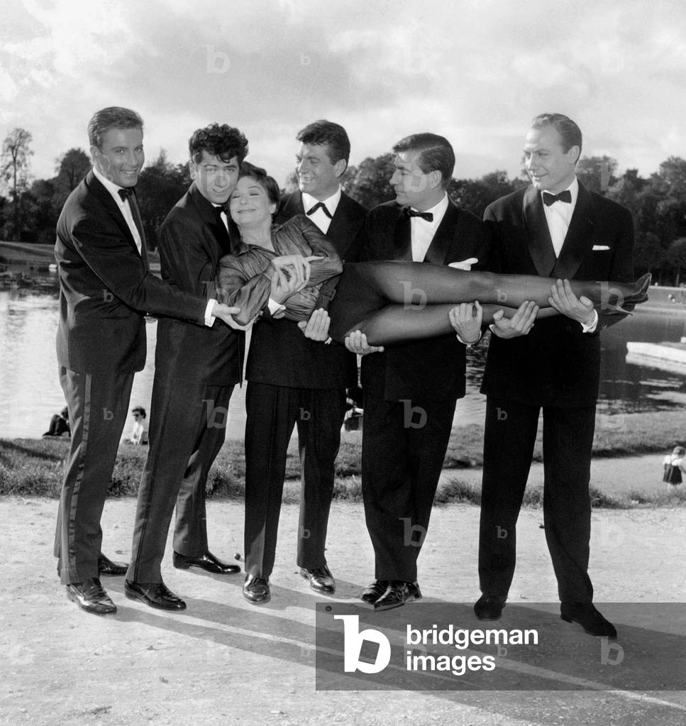 Charmants Garcons De Henridecoin Avec Zizi Jeanmaire Portee En Triomphe Par Daniel Gelin, Henri Vidal, Francois Perier Le 24 Septembre 1957 Neg:C6139 (b/w photo)