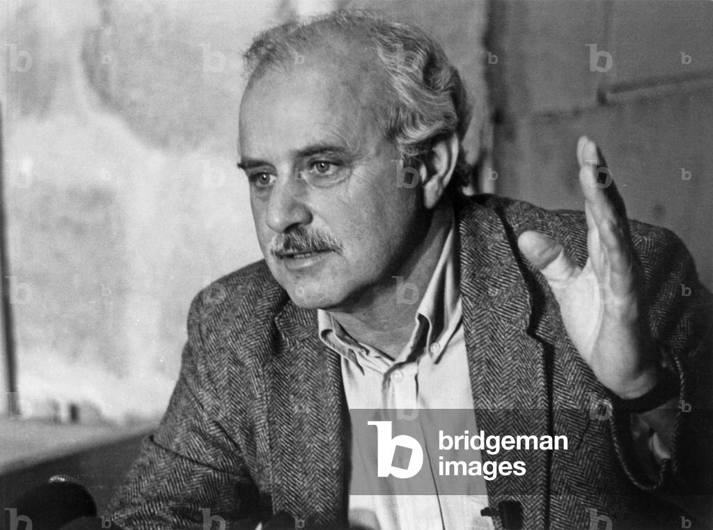 David Mc Taggart (1932 2001) President of “Greenpeace” Since the end of the 1970s, here at a Press Conference in Paris 12 August 1985 - (b/w photo)