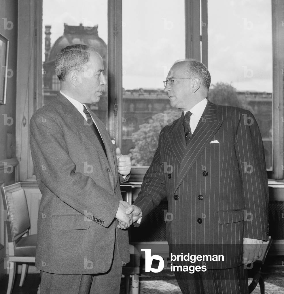 Transfer of powers at French ministry of finances in Paris (Louvre) on June 3, 1958 between Edgar Faure (r) and Antoine Pinay, June 3, 1958 (b/w photo)