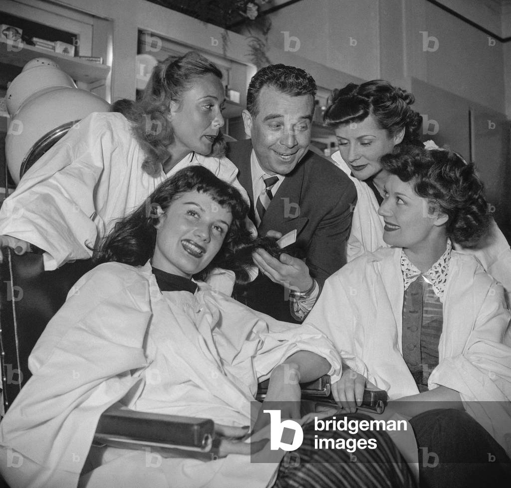 Rene Dary opening his hairdressing salon in Paris on March 16, 1950 : here with Jacqueline Pierreux, Jacqueline Gauthier, Katia Lova and Jacqueline Laurent (b/w photo)