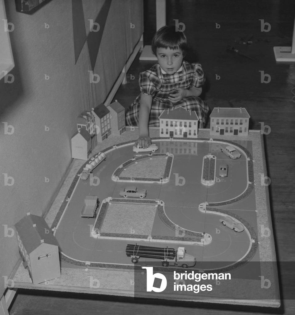 Exhibition in Paris about the toy and the child, October 27, 1960 : electric road circuit (b/w photo)