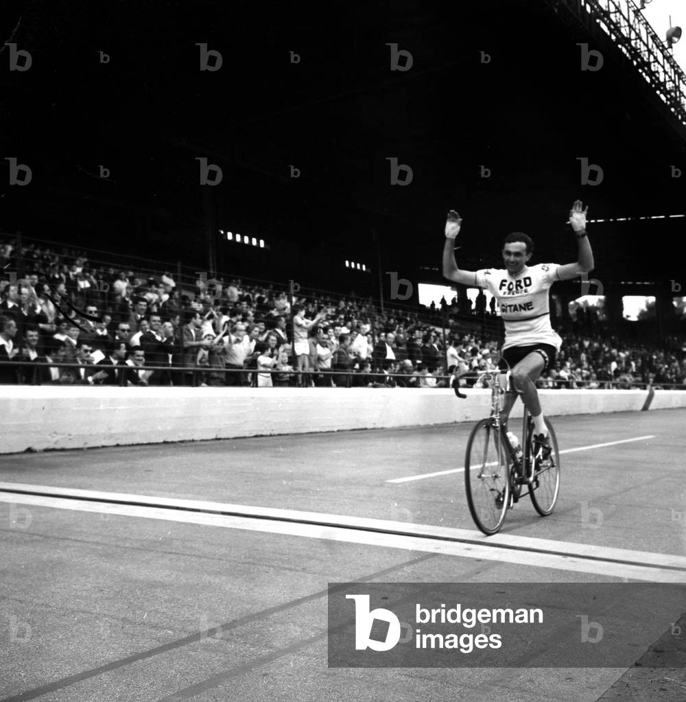 Louis Rostollan Wins Les Boucles De Seine to Parc Des Princes Paris June 13, 1965 (b/w photo)