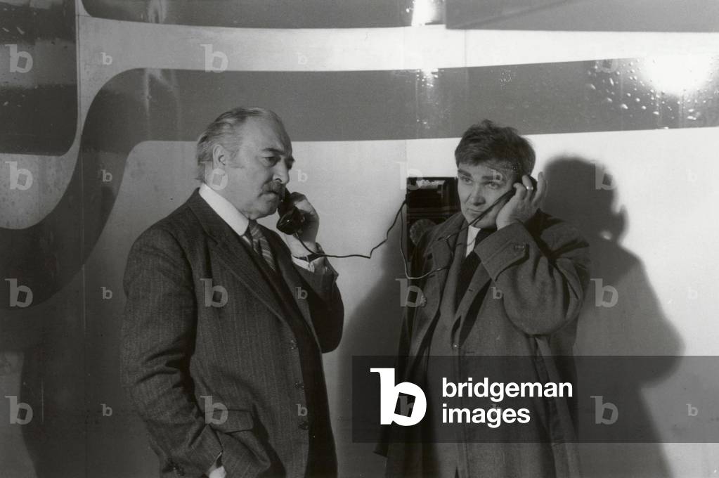 Serie Televisee Les Cinq Dernieres Minutes : Les Petits D'Une Autre Planete De Raymondpontarlier Et Jeanpierredecourt Avec Jacques Debary (G, Commissaire Cabrol) Et Marc Eyraud Le 16 Mars 1976 (b/w photo)