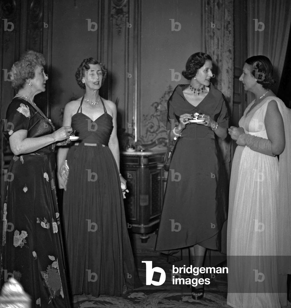 Conference of 4 ministers of Foreign affairs (USA, France, USSR, UK about Germany), diner at the Elysee, Paris, May 25, 1949 : Mrs Foster Dulles, Mrs Olivier Harvey, Mrs Bruce and Michelle Auriol (b/w photo)