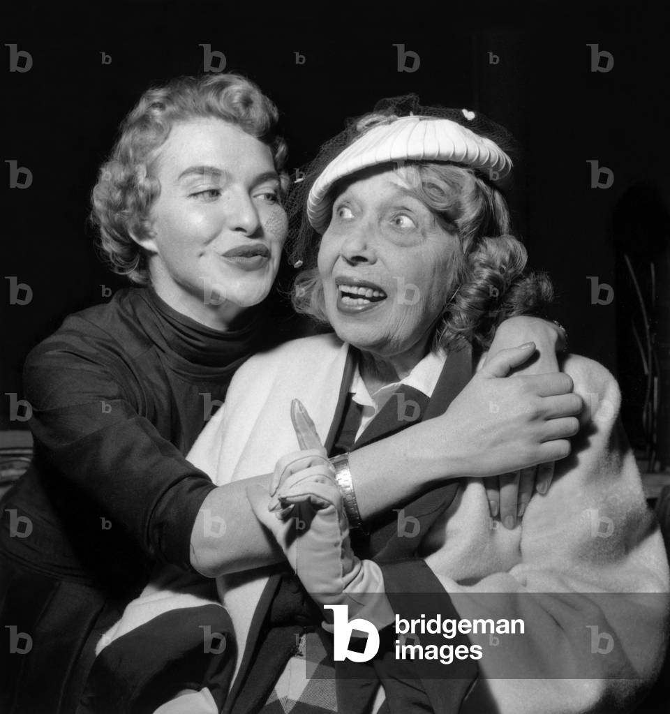 Mistinguett Visiting Singer Line Renaud during Rehearsal at Moulin Rouge Cabaret October 03, 1954 (b/w photo)