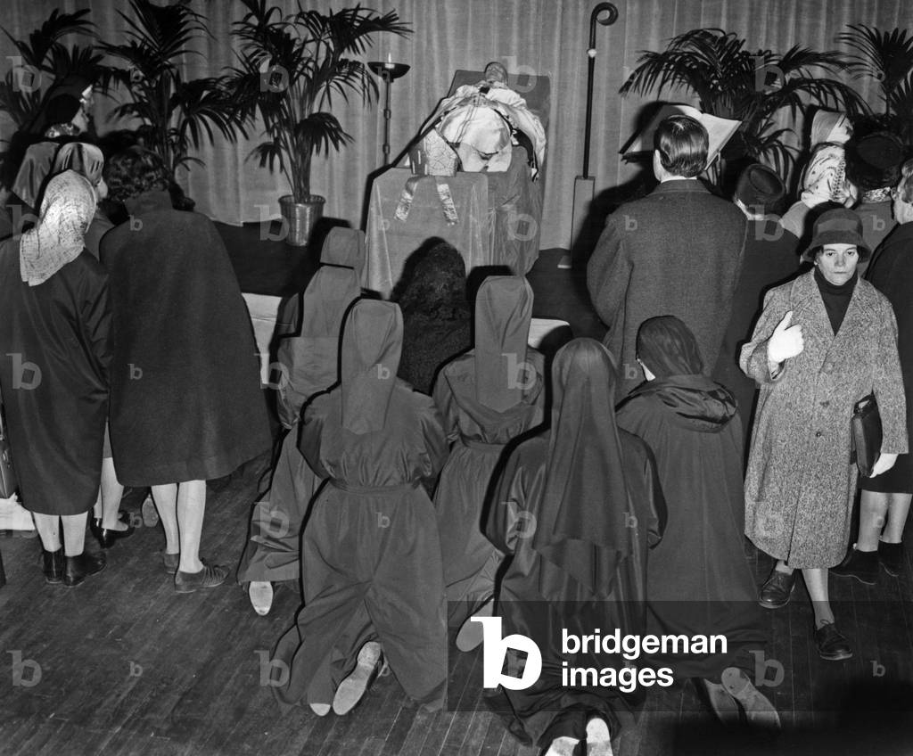 Deadly Defeit Of Cardinal Veuillot At The Archeveque Of Paris Here Des Fideles Collecting In Front Of February 15, 1968 (b/w photo)