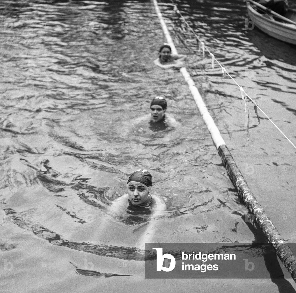 Christmas swimming competition in  l'Isle-Adam, France (crossing of the Oise river), December 27, 1949 : Marcelle Elskens, Miss Boujy and Miss Le Polder (b/w photo)