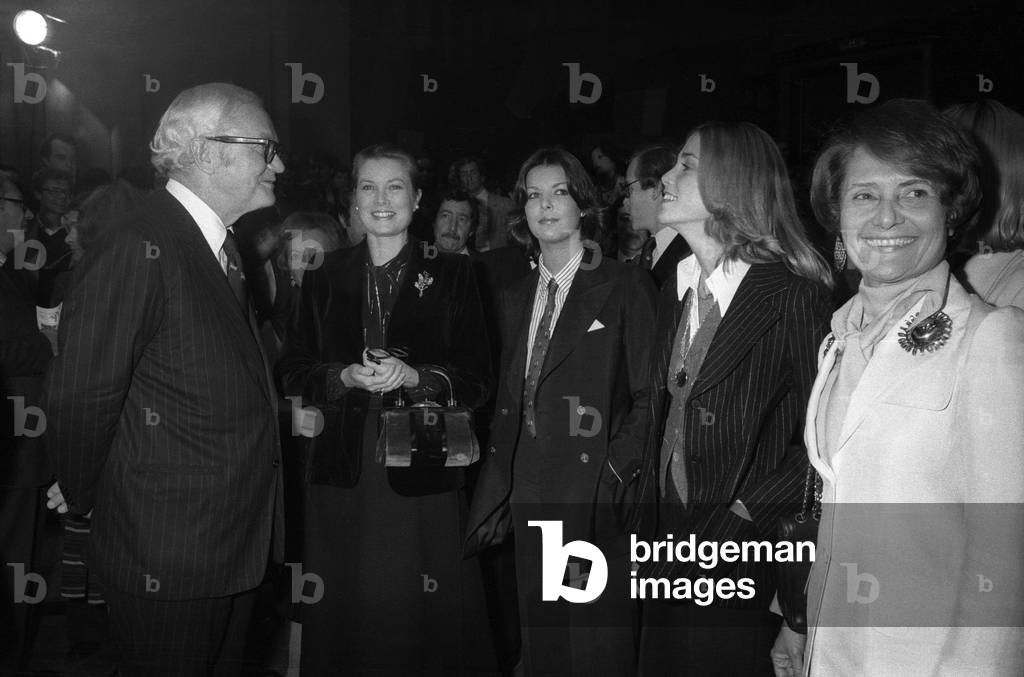 The night of american election at the Maison de la Radio in Paris on November 3, 1976 : Kenneth Rush (US ambassador), princess Grace of Monaco, princess Caroline of Monaco, her cousin Grace Levine and Jacqueline Baudrier (b/w photo)