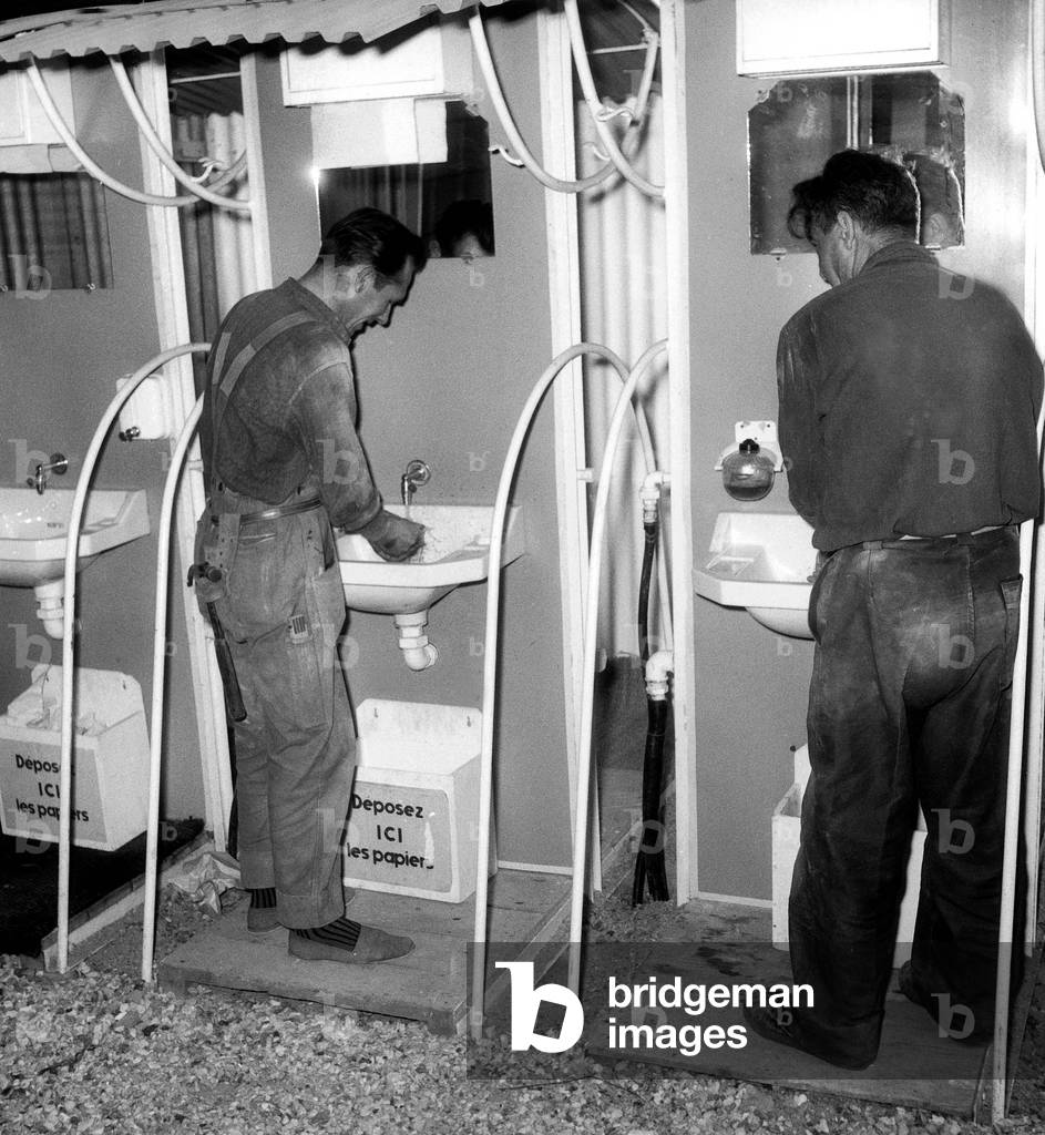Repatriates From Algeria : The Big Hall of Orly Airport in Paris Was Converted For The Repatriates From Algeria, here Workers Finishing The Conversion June 15, 1962 at The End of The War (b/w photo)