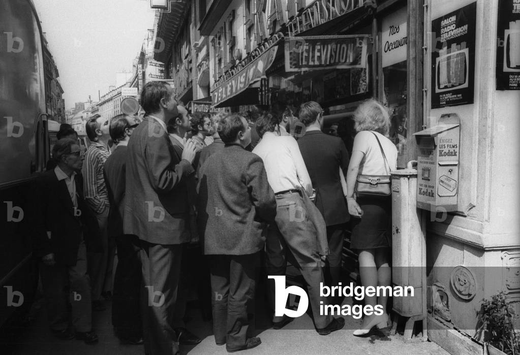 Crowd looks at the windows
