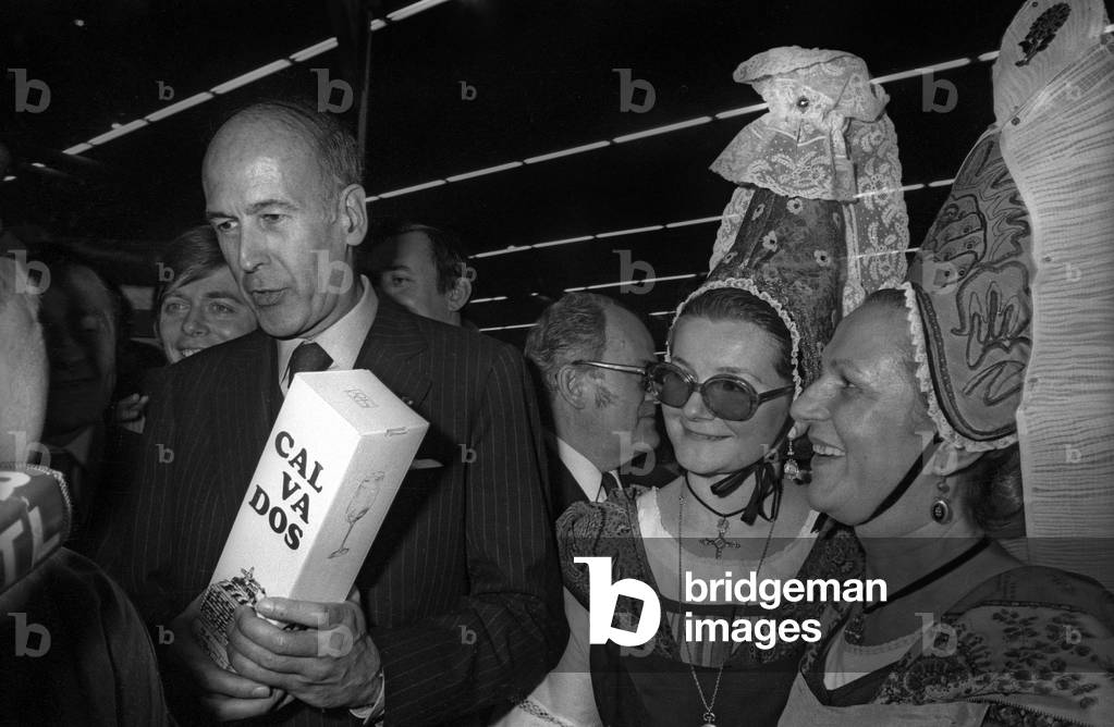 Paris agriculture show, March 8, 1977 : French president Valery Giscard d'Estaing (VGE) with a bottle of calva (b/w photo)