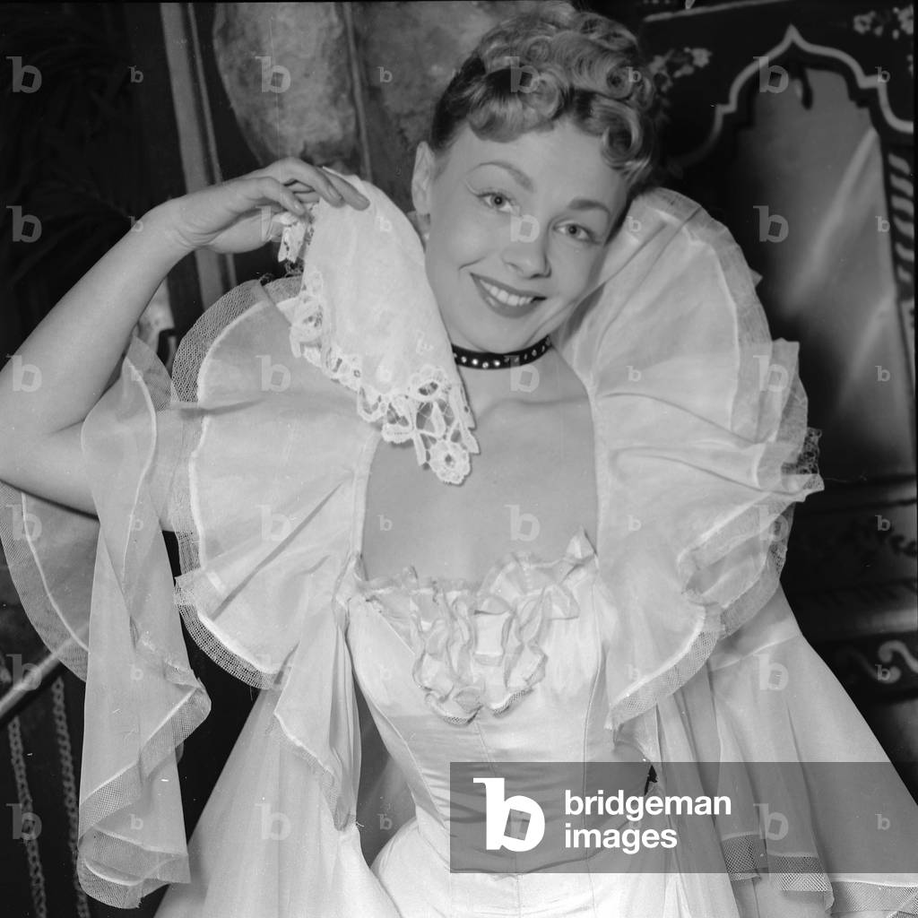Portrait of Dany Robin, actress in La Grande roue by Guillaume Hanoteau at the Theatre Saint Georges, Paris, 04/04/1952