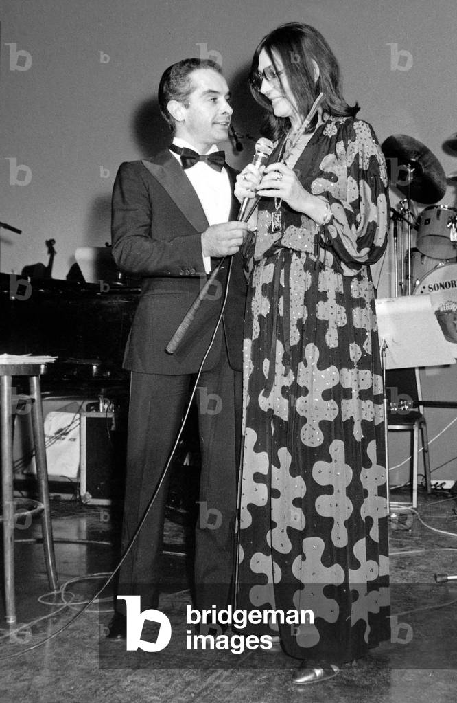 Nana Mouskouri Gets From Yves Saint Martin The Whip She Bought For 70 000 Fr during The Gala Evening of The Variety Club November 26, 1982 (b/w photo)