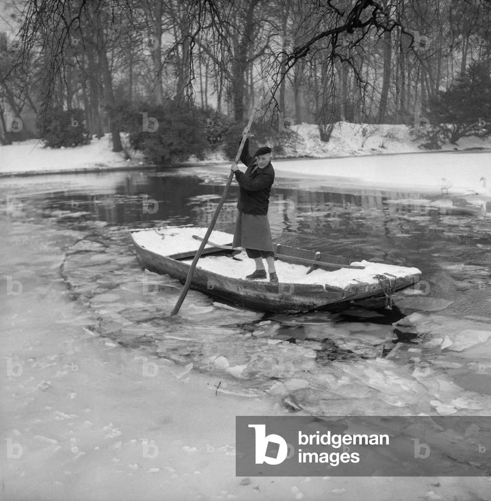 The ice on the lake at the Bois de Boulogne, Paris, January 15, 1960 (b/w photo)