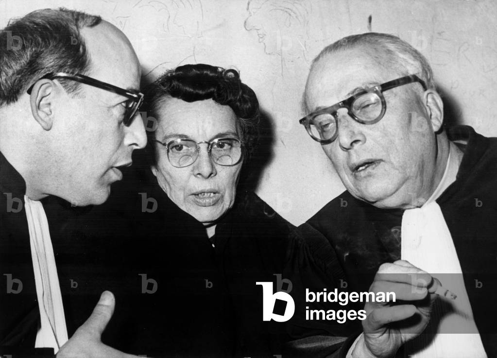 French Poisoner Marie Besnard With her Lawyers during her 2Nd Trial in 1954 in Bordeaux (France) (b/w photo)
