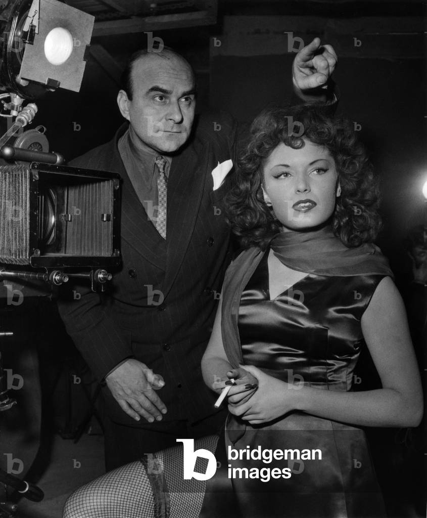 Alfred Rode Metteur En Scene Sur Le Film Boite De Nuit Donne Des Conseils A Sa Femme L'Actrice Claudine Dupuis Qui Incarne Une Danseuse Acrobatique De Cabaret. Le 4 Janvier 1951 (b/w photo)