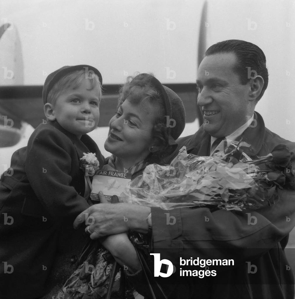 British-American actress Olivia de Havilland and her son Benjamin Goodrich meeting up her fiance French author and journalist Pierre Galante at Orly airport on October 29, 1953