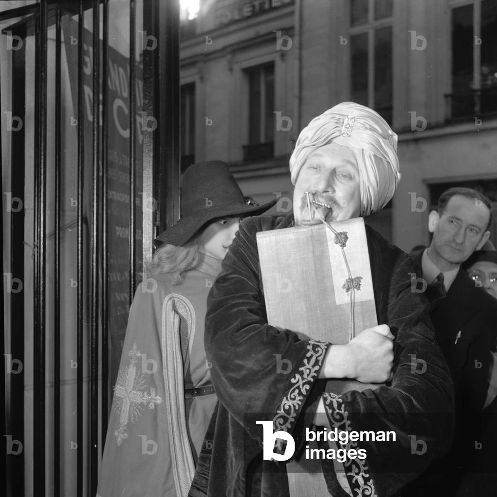 The fakir Rayo arrives in Paris, (Photography) 1952