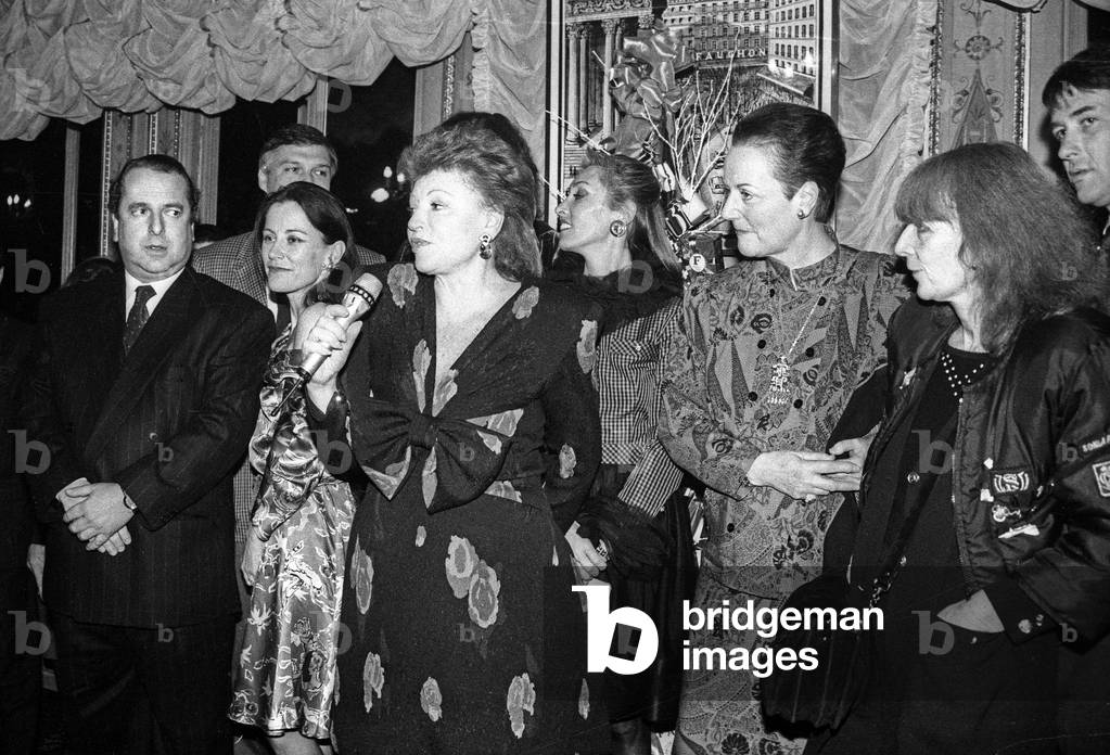 Gatsronomy Prize Given To Christiane Sand December 2, 1988 : Jury : Paul-Loup Sulitzer, Regine (Micro), Martine Fremat (Behind Regine), Jeanne Bourin, Sonia Rykiel (b/w photo)