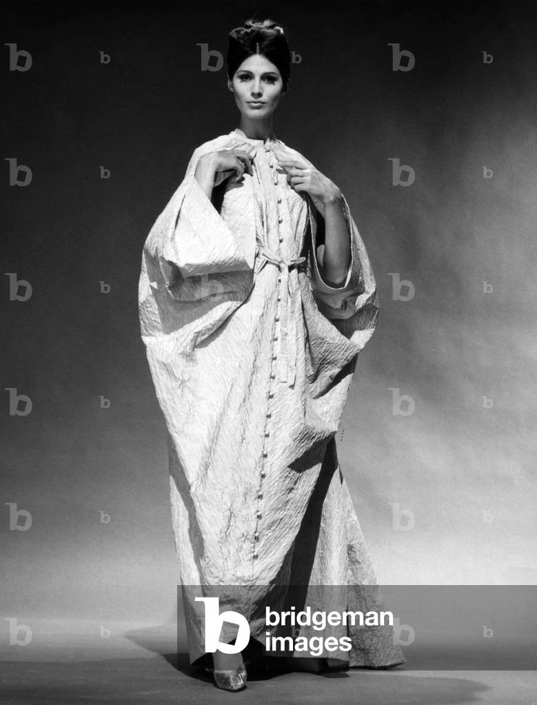 Presentation in August 1963 of Fashion By Nina Ricci For Autumn Winter 1963 - 1964 : Dress, Hairstyle By Carita (b/w photo)