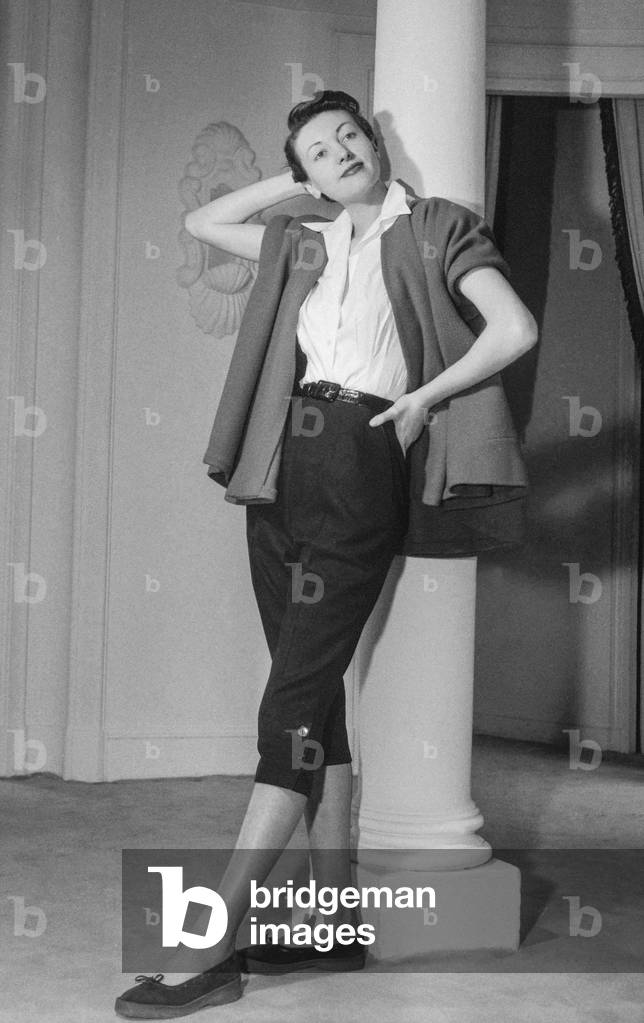 Madeleine Vramant fashion, Paris, February 1951 : blouse, capri pant, jacket (b/w photo)