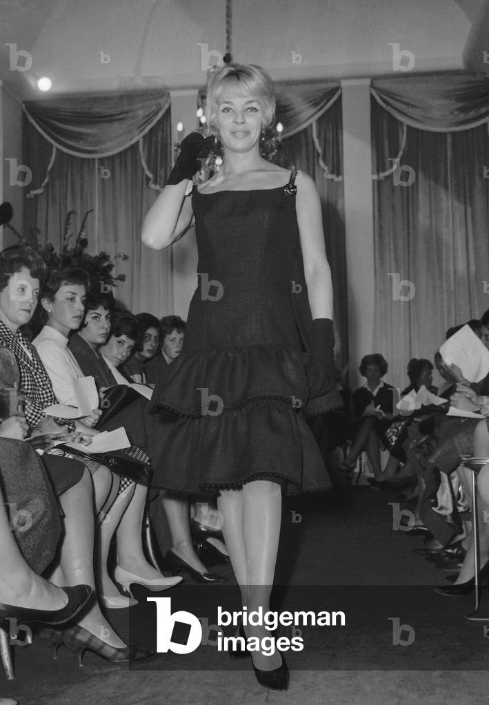 Presentation of Virginie fashion in Paris, September 23, 1960 : here an evening dress (b/w photo)