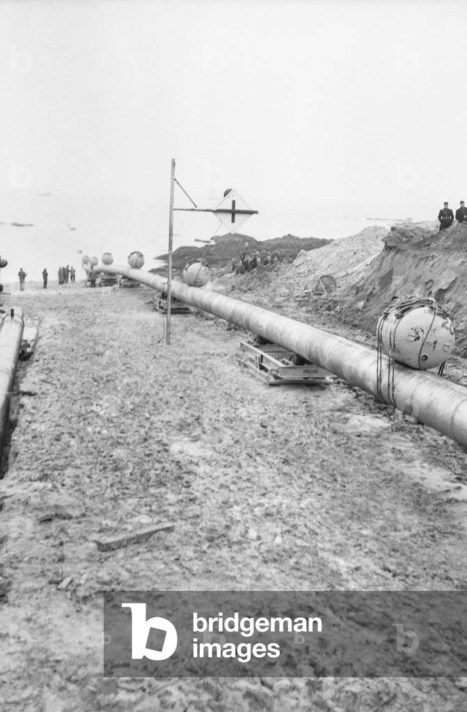 The sea-line in iriac sur Mer (Loire Atlantique, France) : pipe line to provide NATO forces in the east of France, November 23, 1956 (b/w photo)