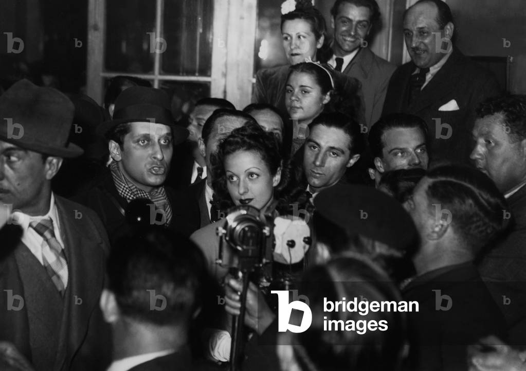Danielle Darrieux Coming From The Usa With Henri Decoin (With Hat) Before War, C. 1936 - 1938 (b/w photo)