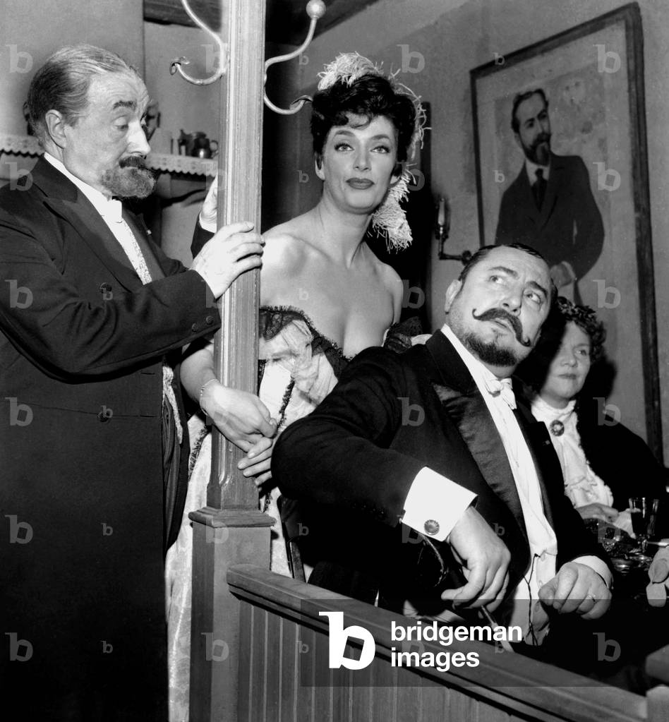 Noel-Noel (G), Micheline Dax Et Pierre Brasseur (D) Sur Le Plateau Du Film Messieurs Les Ronds De Cuir Le 30 Decembre 1958 Dans Les Decors Du Cabaret Le Chat Noir Reconstitue Aux Studios De Billancourt Neg A64595 Actors Noel Noel (L), Micheline Dax and Pierre Brasseur (R) on Set of Film 