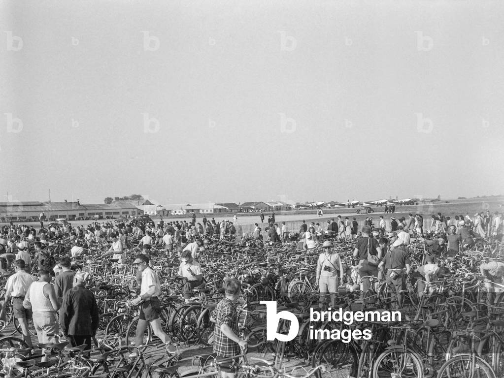 Air festival in Orly, near Paris, June 11, 1950 : the cyclists (b/w photo)