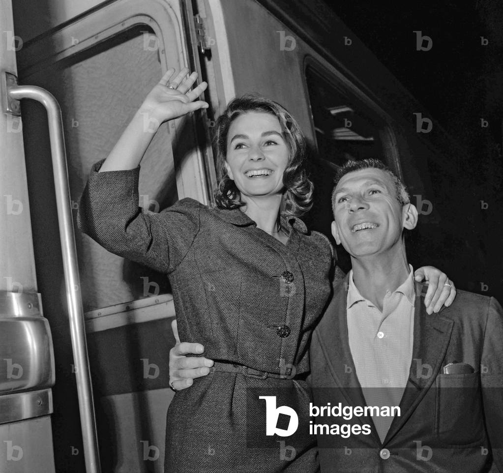 Jean Simmons and Richard Brooks at the St Lazare station in Paris, before leaving for USA, November 17, 1960 (b/w photo)