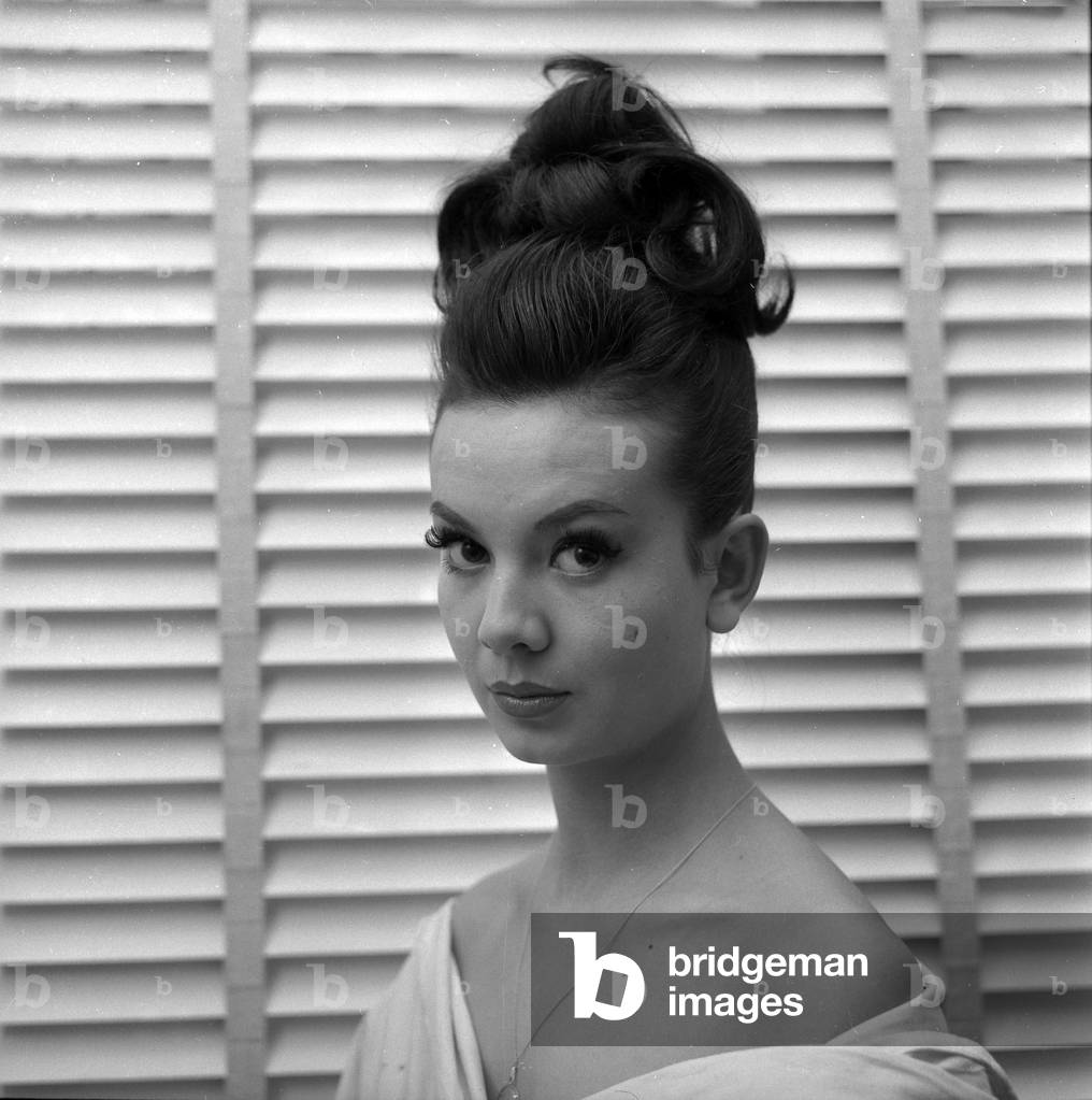 Moe Bourlon Model By Michel Goma Line “First Lady” Or “Meduse” Wearing A Carita Hairstyles July 22, 1961 (b/w photo)