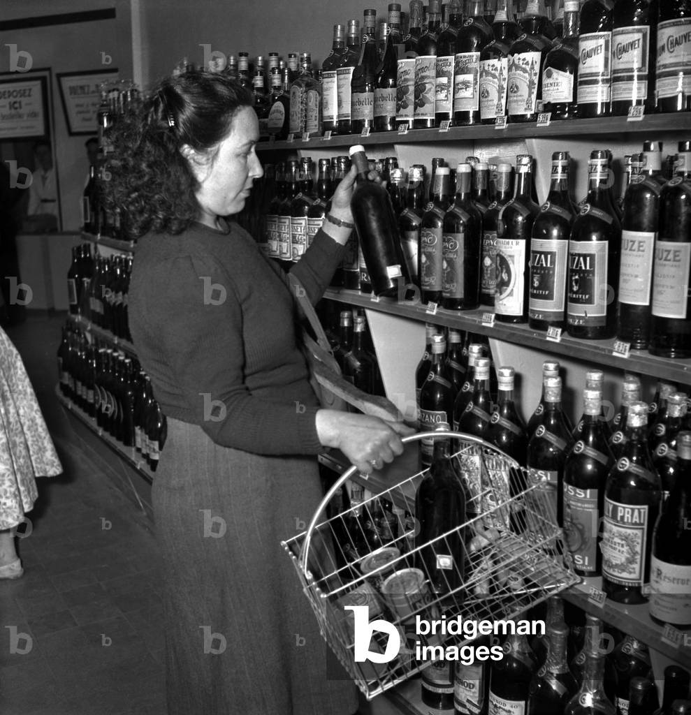 First Supermarket Goulet Turpin in Paris July 5, 1948 (b/w photo)