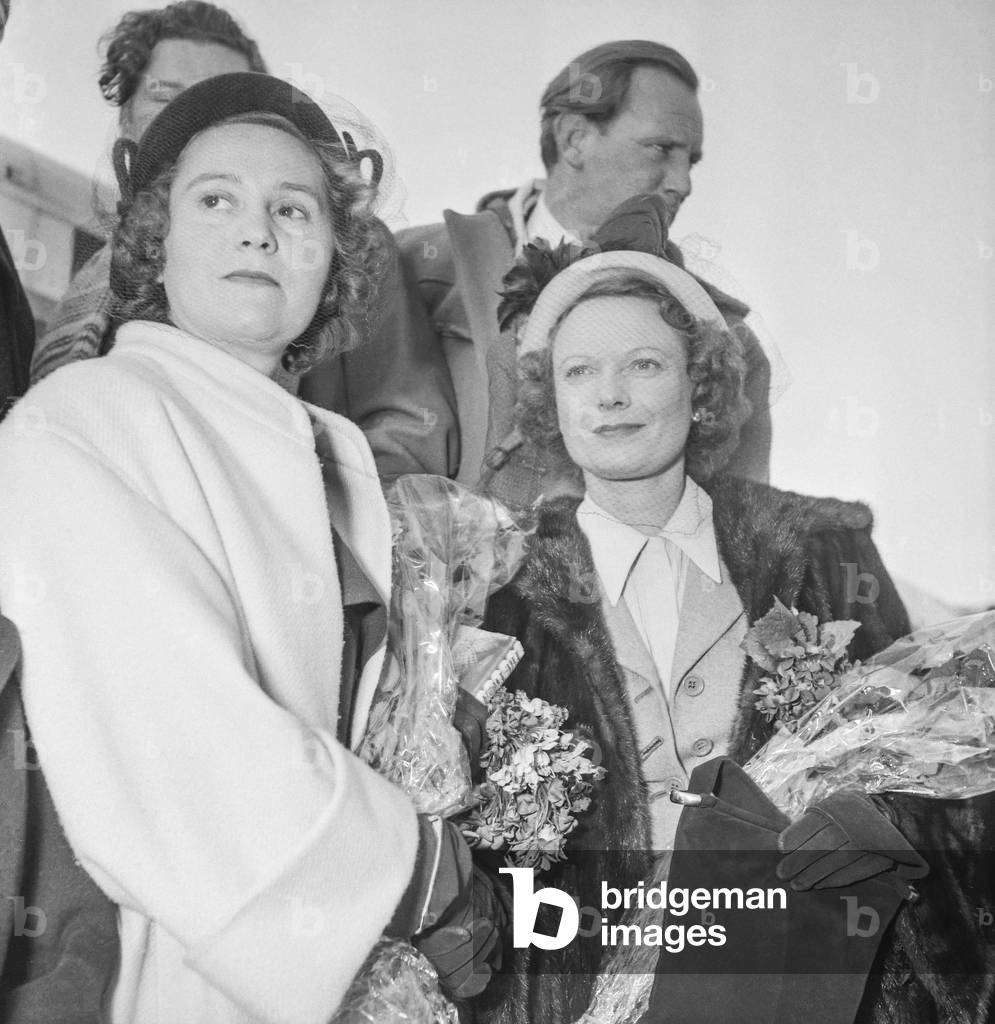 Odette Churchill (Odette Samson, former Resistance fighter) and Anna Weagle arriving in Paris, October 24, 1950 (b/w photo)