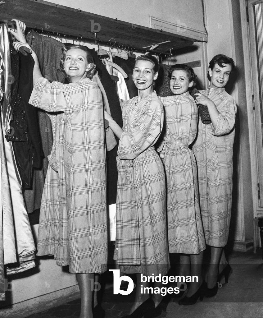 Presentation of Paquin fashion in Paris, July 27, 1950 : models (b/w photo)