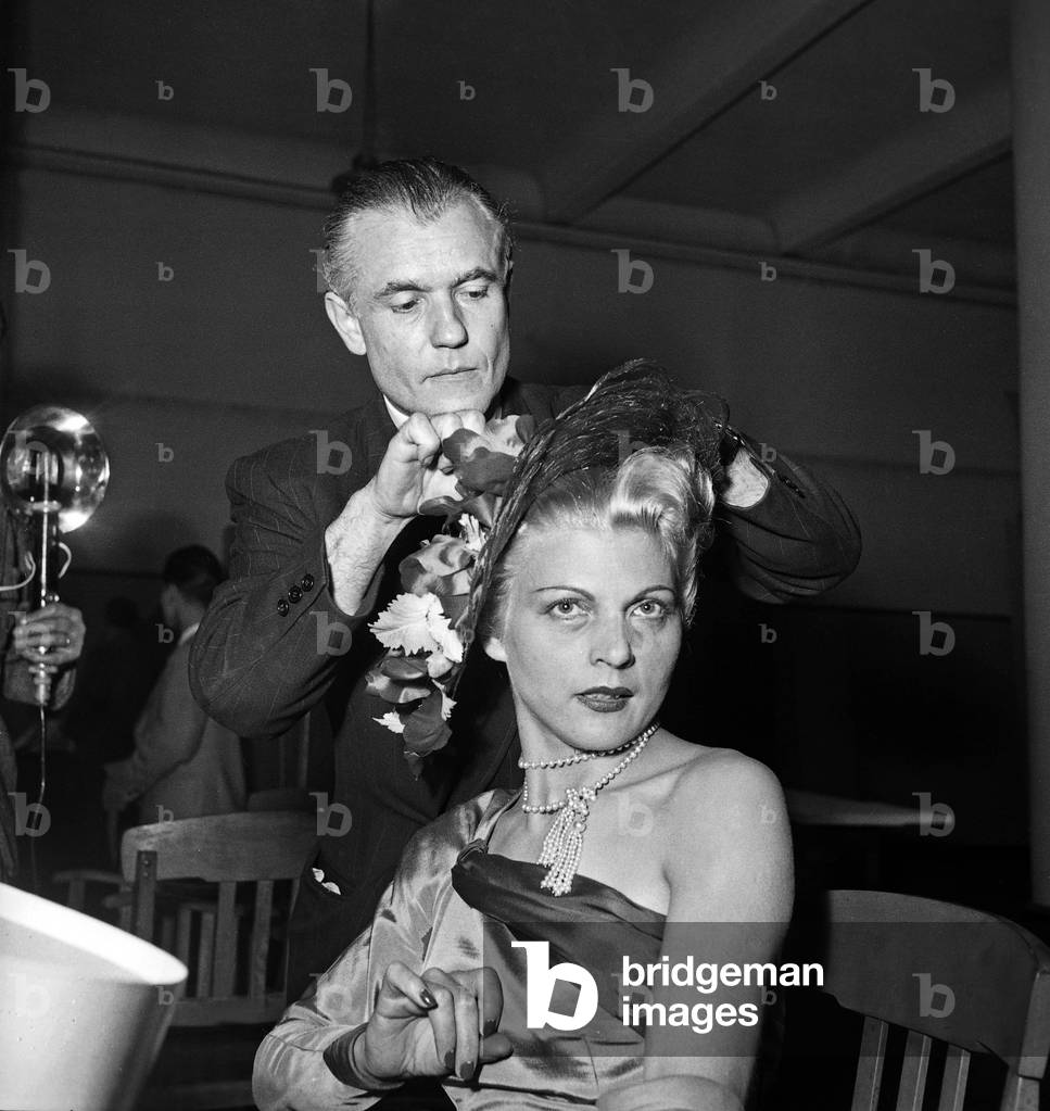 Presentation on July 25, 1957 of Hairstyles By Haute Coiffure Francaise For Autumn Winter 1957-1958 (b/w photo)