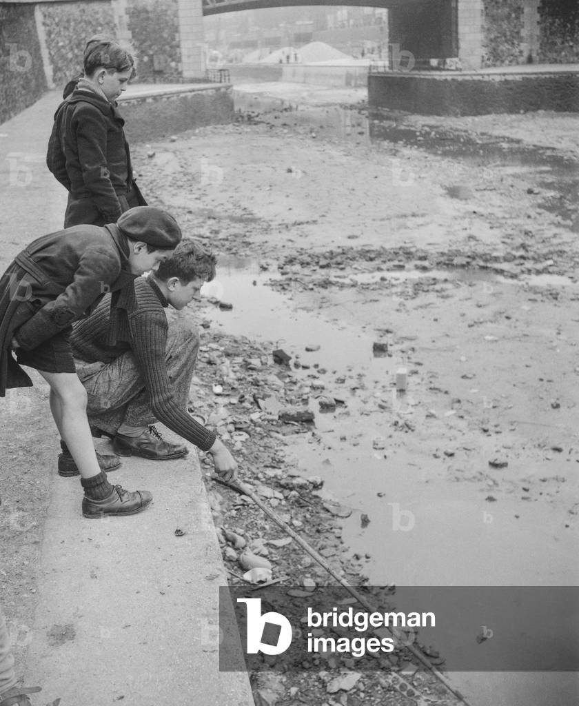 Cleaning of the Canal Saint Martin in Paris, 1950 (b/w photo)