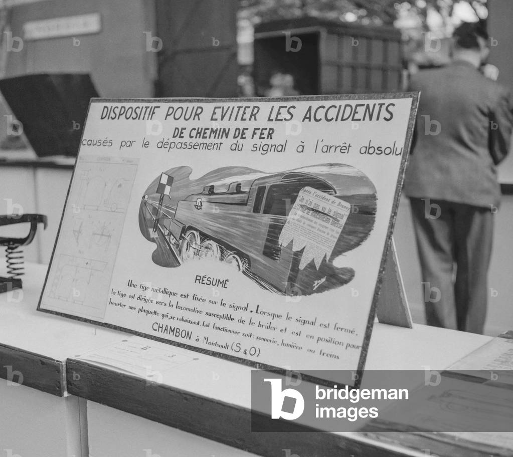 Autumn exhibition in Paris, September 6, 1950 : machine to avoid train accidents (b/w photo)