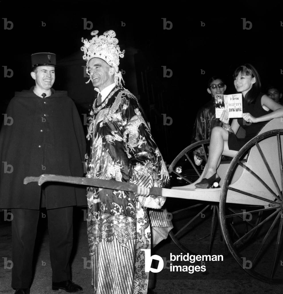 B98254 Auguste Le Breton Shot The Push In Which Singer Tiny Yong Had Placed On The Occasion Of The Release Of The Novel D Auguste “Du Rififi A Honk Kong” In Paris On 30 October 1964 (b/w photo)