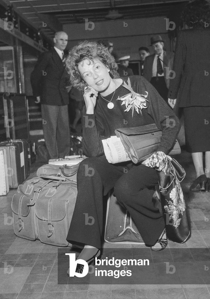 Isa Miranda leaving for the USA, Paris, September 7, 1950 (b/w photo)