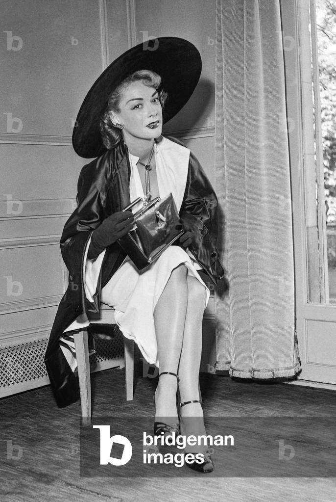 Presentation of leather organized by the National Leather Council in Paris, June 12, 1951 : the model Praline showing matching bag and shoes (b/w photo)