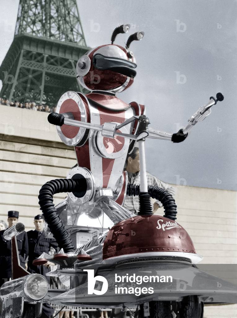 A Robot at Exhibition About Earth and Cosmos in Paris July 6, 1958 (photo)
